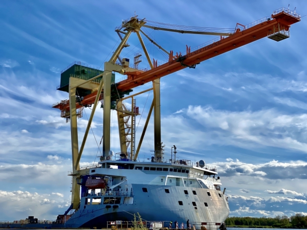 Hili Company’s container terminal in Latvia receives delivery of large crane